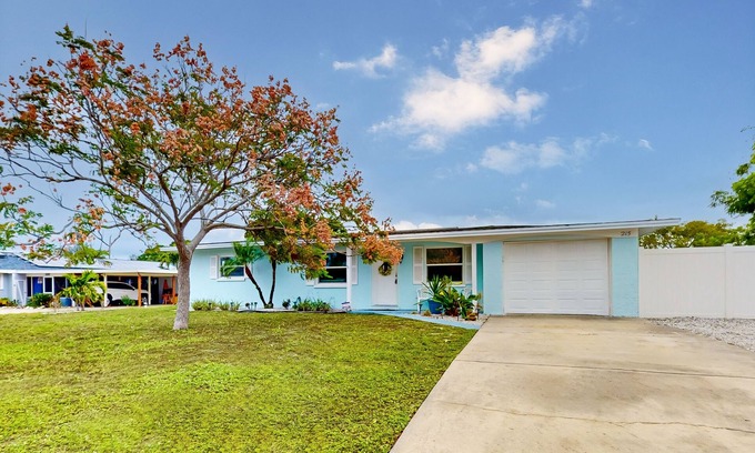 West Bradenton House | Dog-friendly home with private pool, patio, firepit, beach gear, AC, & W/D
