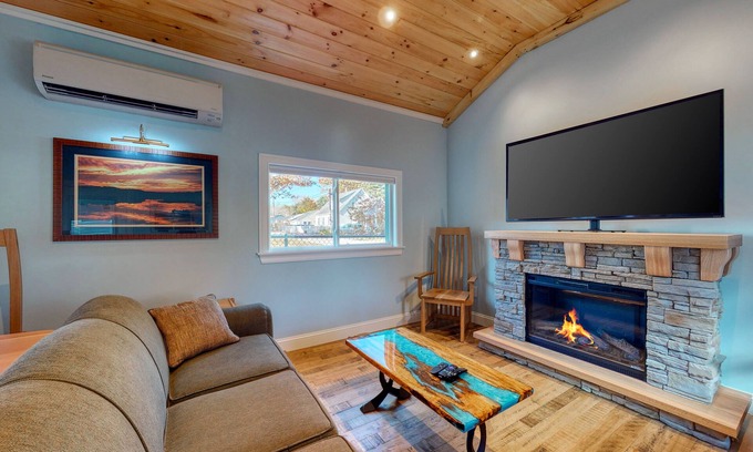 Ogunquit Cottage | Dog-friendly home with kitchenette - walk to the beach & dining