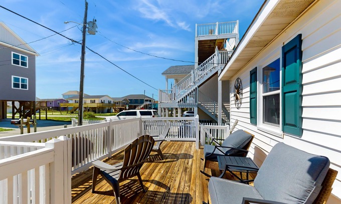 Surf City House | Dog-friendly house with enclosed yard, deck, grill, central AC & washer/dryer