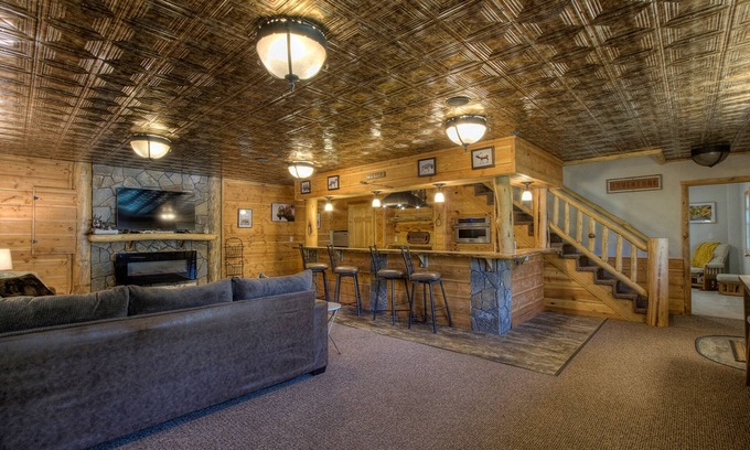 Custer House | Dog-friendly house with mountain view and pool access
