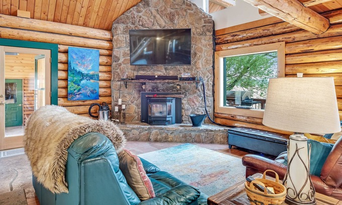 Pagosa Springs Cabin | Dog friendly log cabin with mountain views and hot tub