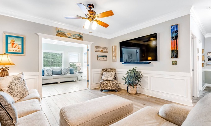 Charleston Condo | Dog-friendly monthly rental with pool, AC, ideal for remote work & travel nurse