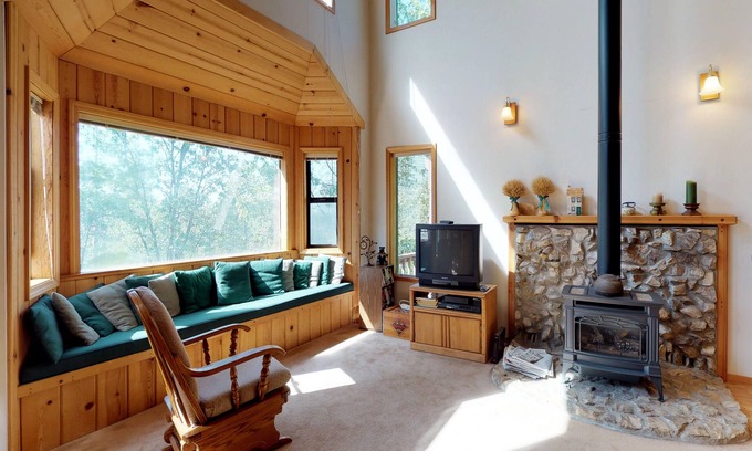 Arnold Cabin | Dog-friendly mountain cabin with gas fireplace near skiing