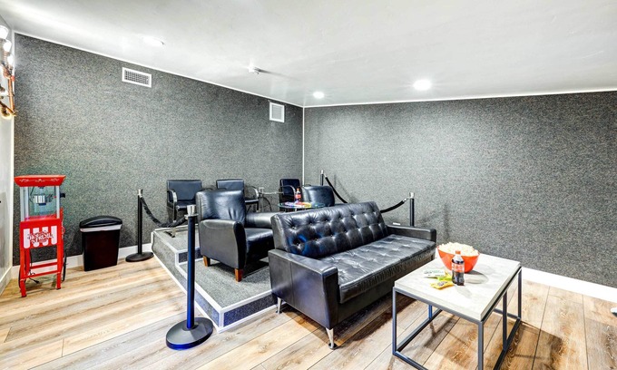 Oakhurst House | Dog-Friendly Oakhurst Home: Walk to Downtown!