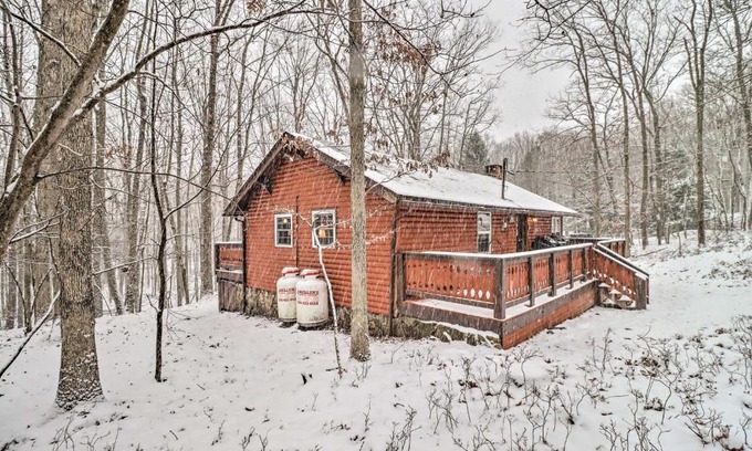Hickory Hills House | Dog-Friendly Poconos Cabin about 15 Mi to Skiing!