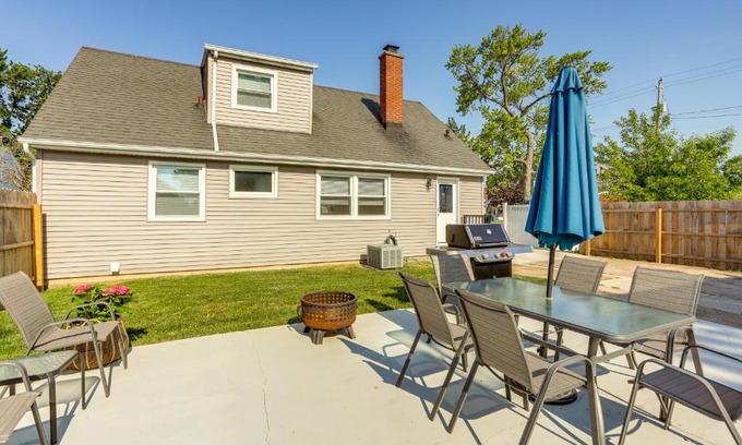 Port Clinton House | Dog-Friendly Port Clinton Home Walk to Lake Erie!