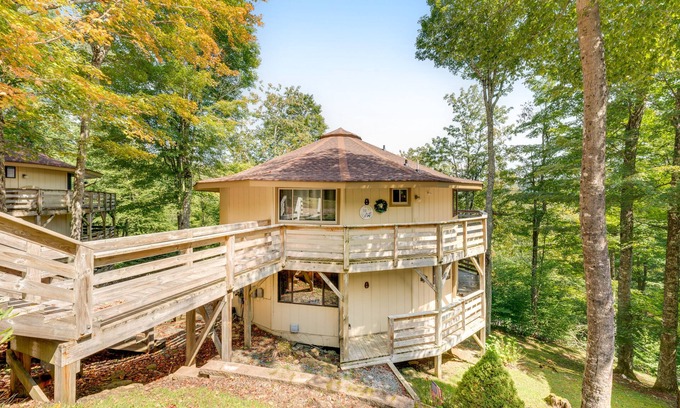 Sugar Mountain Apartment | Dog-friendly rustic mountain condo with fireplace, private deck & amazing views