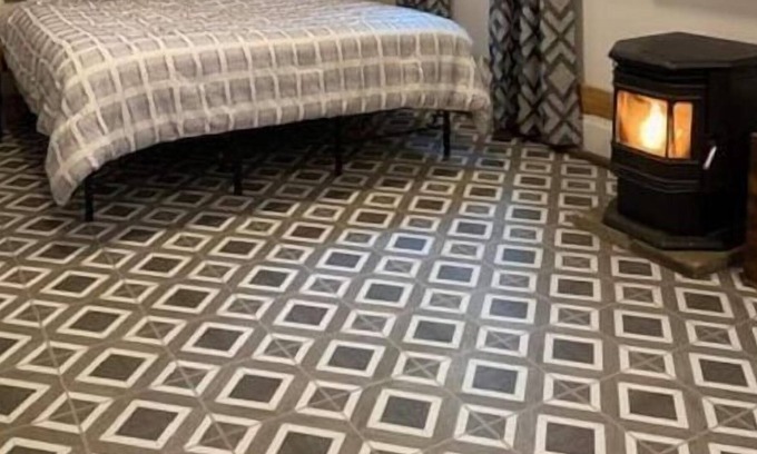 Murphy Apartment | Dog Friendly Studio with large TV, King Bed. Close to Applegate Valley Wineries.