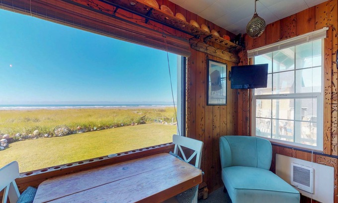 Moclips Apartment | Dog-friendly waterfront studio cottage with private beach access