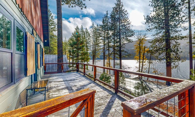 Truckee Cabin | Dog-friendly waterfront cabin w/lake views & access - close to slopes