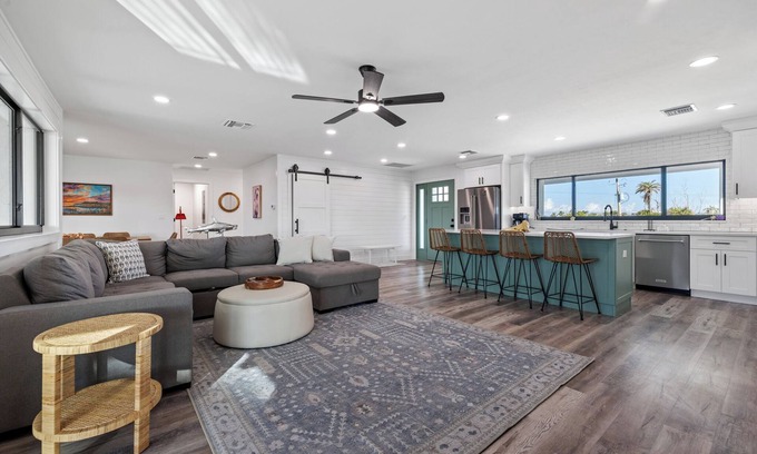 Sanibel House | Dog friendly (with owner approval) 5 bedroom/3 bath home in East Rocks.