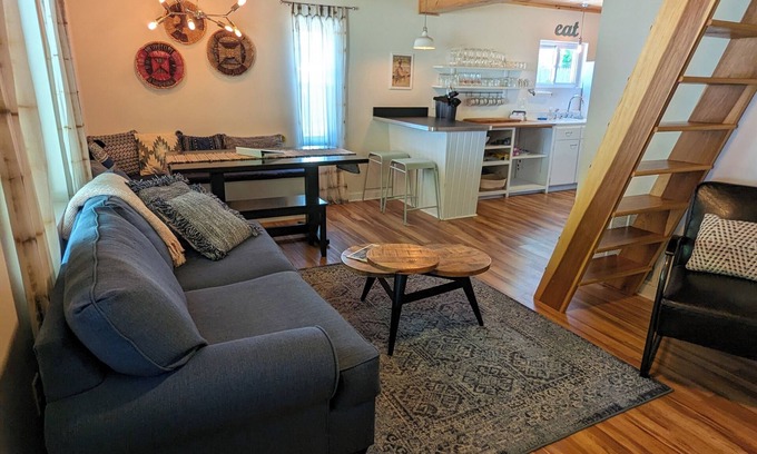 Geneva-on-the-Lake House | Dogwood Cottage: Short walk to the Strip, 2 Full Baths, A/C, WIFI, Private Yard