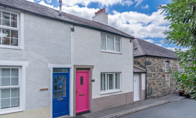 Bangor Cottage | Dolfor - sleeps 6 guests in 3 bedrooms