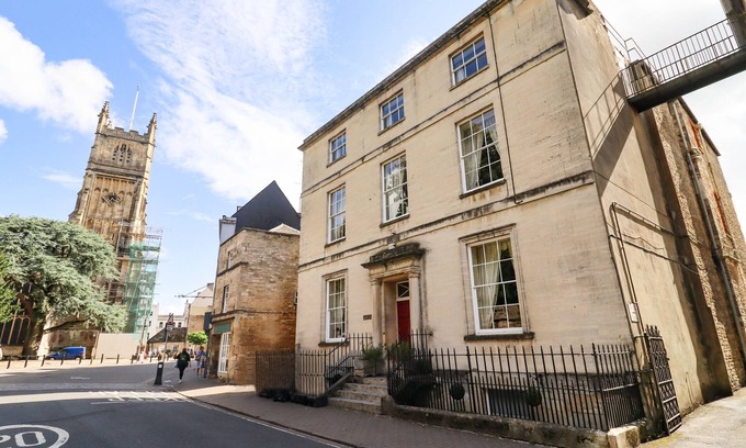 Cirencester Cottage | DOLLAR WARD HOUSE BASEMENT, pet friendly in Cirencester