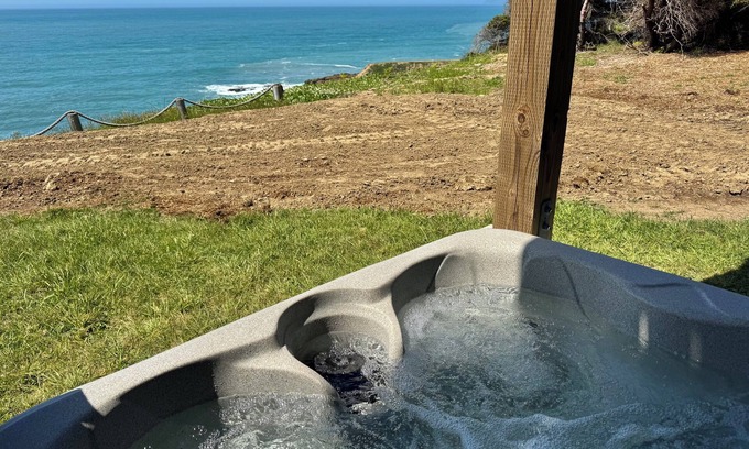 Ocean Shores Condo | Dolphin by OceanviewHotTubs Tesla charging Oceanfront Shelter Coven
