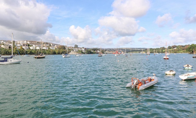 Flushing Cottage | DOLPHIN COTTAGE, pet friendly, country holiday cottage in Flushing