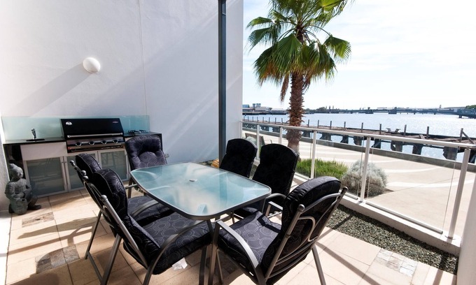New Port House | Dolphin Cove - Waterfront, Pool, Gym, Free Parking