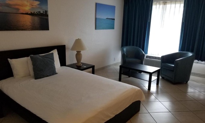 Caloosahatchee Resort | Dolphin Key Resort - Cape Coral