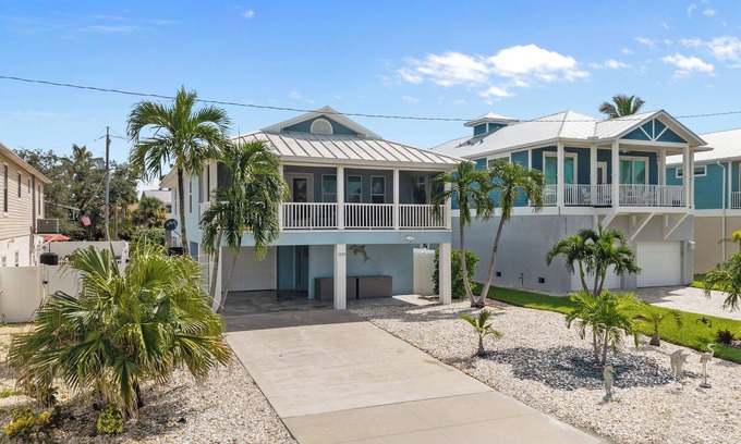 Mid Island House | *Dolphin Run Retreat*Awesome Ft. Myers Beach Home!Steps to Ocean!