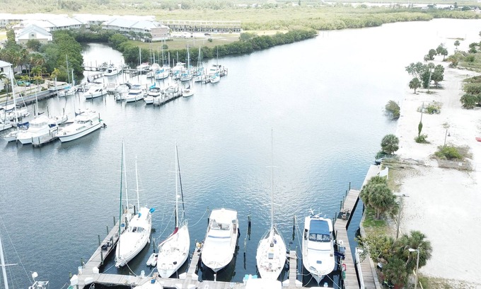 Ruskin Condo | DOLPHINS🐬, BEACH step away, WIFI, FREE PARKING, POOLS, HOT TUB, POOL VIEW #509