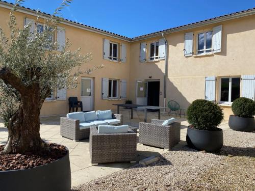 Saint-Jean-d'Ardieres Bed & Breakfast | Domaine de la Noiseraie - Suites spacieuses