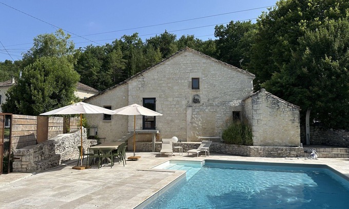 Cezac House | Domaine de Péroline: Swimming pool and Jacuzzi