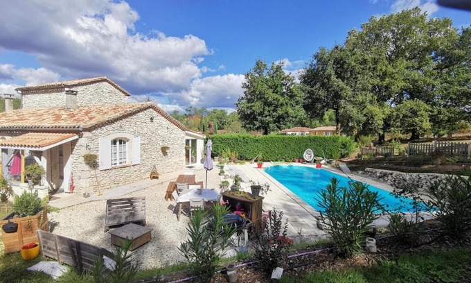 Fumel Bed & Breakfast | DOMAINE DES 3 CYPRÈS Chambre MIMOSA Chez Nath & Pat