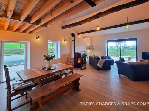 Pouilly-les-Feurs House | Domaine du Chaffat : Gîtes spacieux avec piscine, animaux admis, wifi - FR-1-496-344