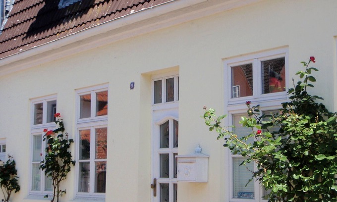 Friedrichstadt Apartment | Domicile on the canal in Friedrichstadt n. North Sea, for 2-4 people
