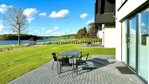 Lipnica House | Domki nad jeziorem u Izy z balią ogrodową