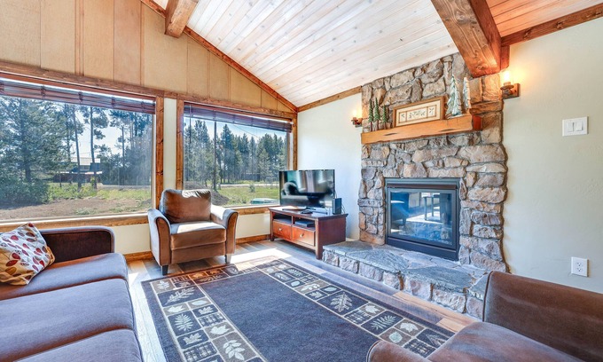 Donnelly Cabin | Donnelly Cabin w/Fire Pit: 5 Mi to Boat & Ski!