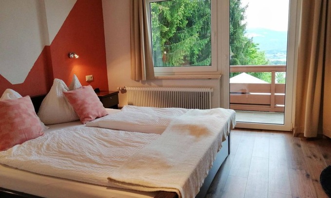 Finkenstein am Faaker See House | Doppelzimmer Seeblick - Grüner Heinrich - Bett & Frühstück