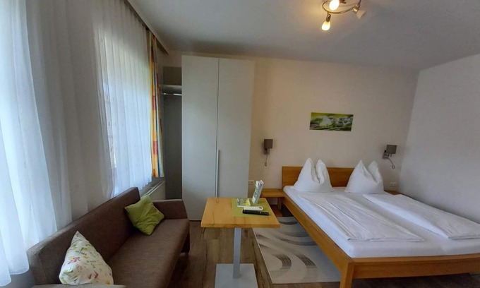 Illmitz Apartment | Doppelzimmer, Dusche, WC, - Weingut-gästehaus Palkowitsch