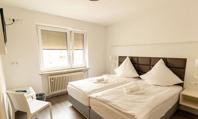 Hollfeld House | Doppelzimmer Standard - Zi. 2 + 4 - Gasthof Schrenker