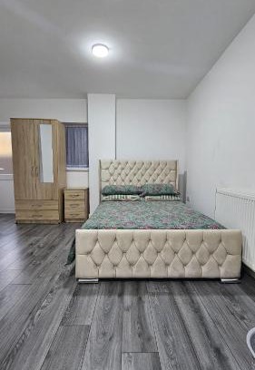 Oldbury House | Double Bedroom with private bathroom and shared kitchen