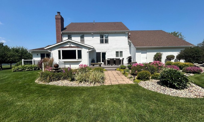 Ledgeview House | Double Ensuites! 8 min to Lambeau. Attached baths to all bedrooms. Large, clean