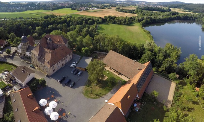 Redwitz an der Rodach Apartment | Double room country garden or castle view on a four-sided courtyard to the castle grounds!