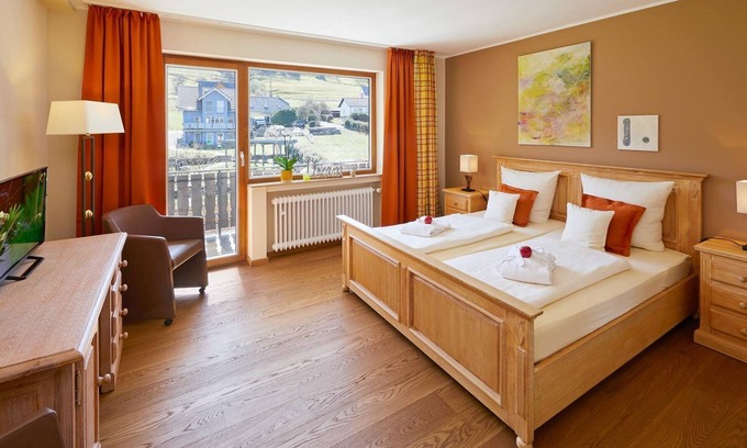 Meerfeld House | Double Room "Garden View" Shower / WC / Balcony - NaturPurHotel Maarblick