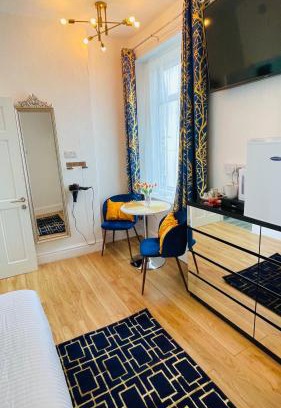 Blackpool Town Center House | Double Room with Private Bathroom Partial Tower view 16 Havelock Street - 5
