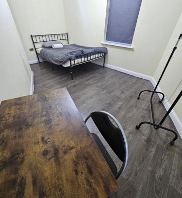 Levenshulme House | Double room with Shared Bathroom (3)
