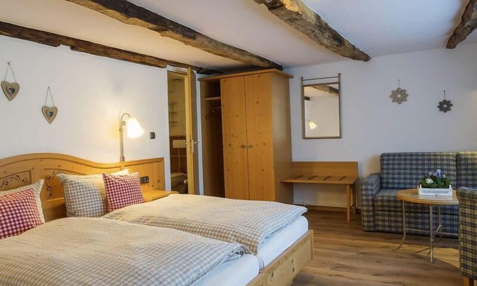 Lennestadt Apartment | Double room with shower and WC