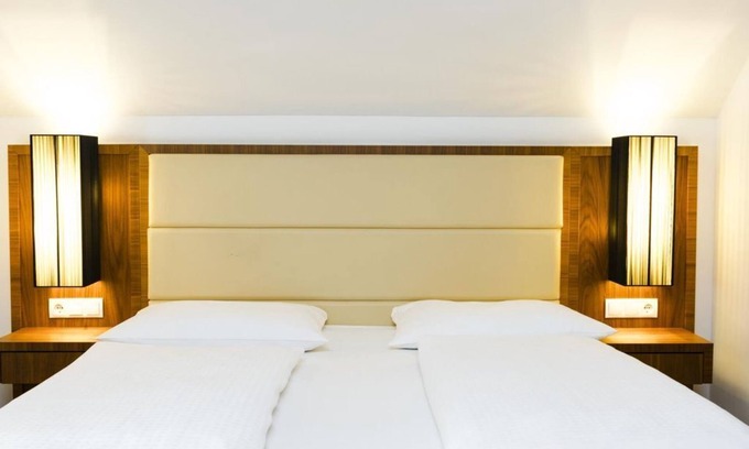 Amras House | Double room with shower or bath, WC - Hotel Kapeller