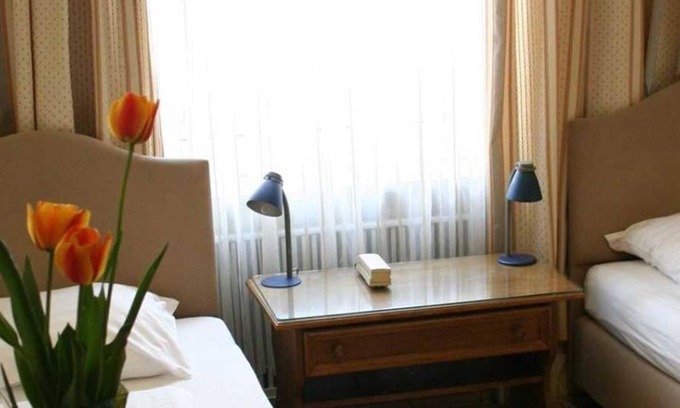 Elisabeth-Vorstadt Bed & Breakfast | Double room with shower, toilet - Adlerhof, pension