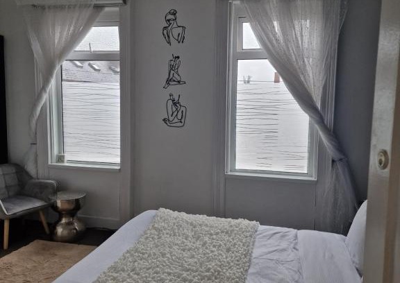 Belfast House | Double Rooms, Free Continental Breakfast, Pics and full address sent after booking, 2 miles to City Centre