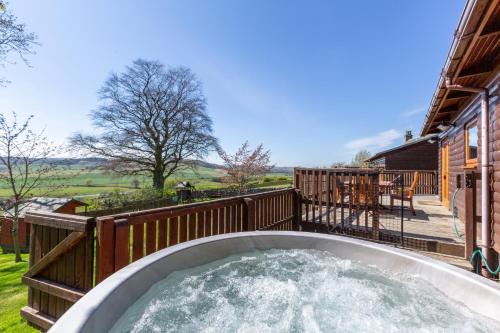 Cupar Ski Chalet | Douglas Fir Lodge with Hot tub