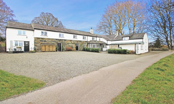 Llanllyfni Cottage | DOWLAIS, pet friendly, with a garden in Penygroes
