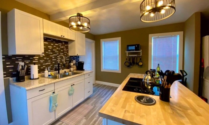 Sandusky Apartment | Downstairs unit By Cedar Point & Downtown