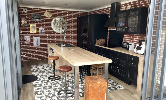 Saint-Gilles-Croix-de-Vie House | Downtown villa with garden