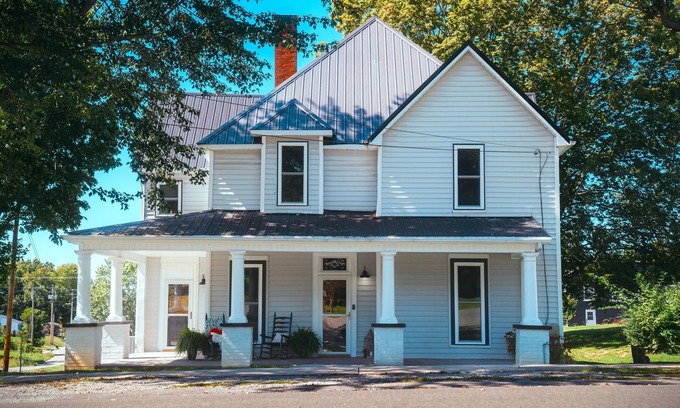 Livingston House | Downtown 4-bedroom with boat and Rv parking close to Lake
