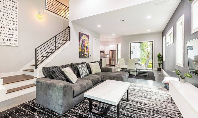 East Cesar Chavez House | Downtown 6 Bedroom Retreat!nGolf Putting Green, Walking to Lake & Rainey